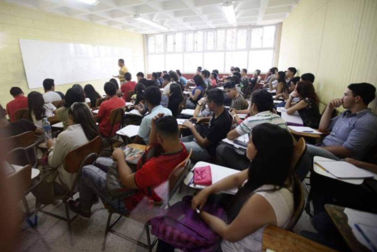 Honduras: Estudiantes de Enfermería de la UNAH realizan plantón por clase impuesta