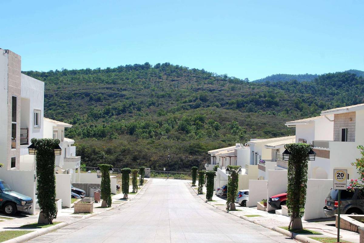 Así luce de limpia una zona residencial sin las marañas de alambrado ni estorbos visuales que entorpezcan la belleza.