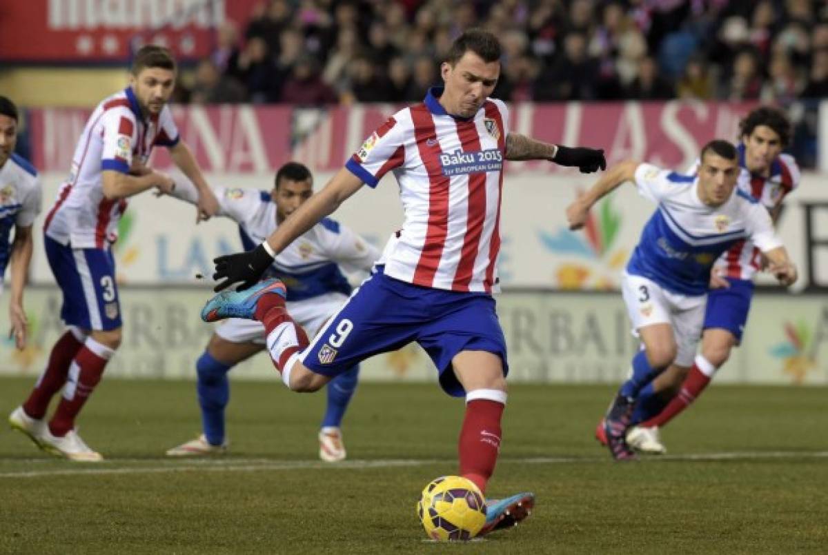 Atlético gana al Almería y recorta desventaja frente al Barça