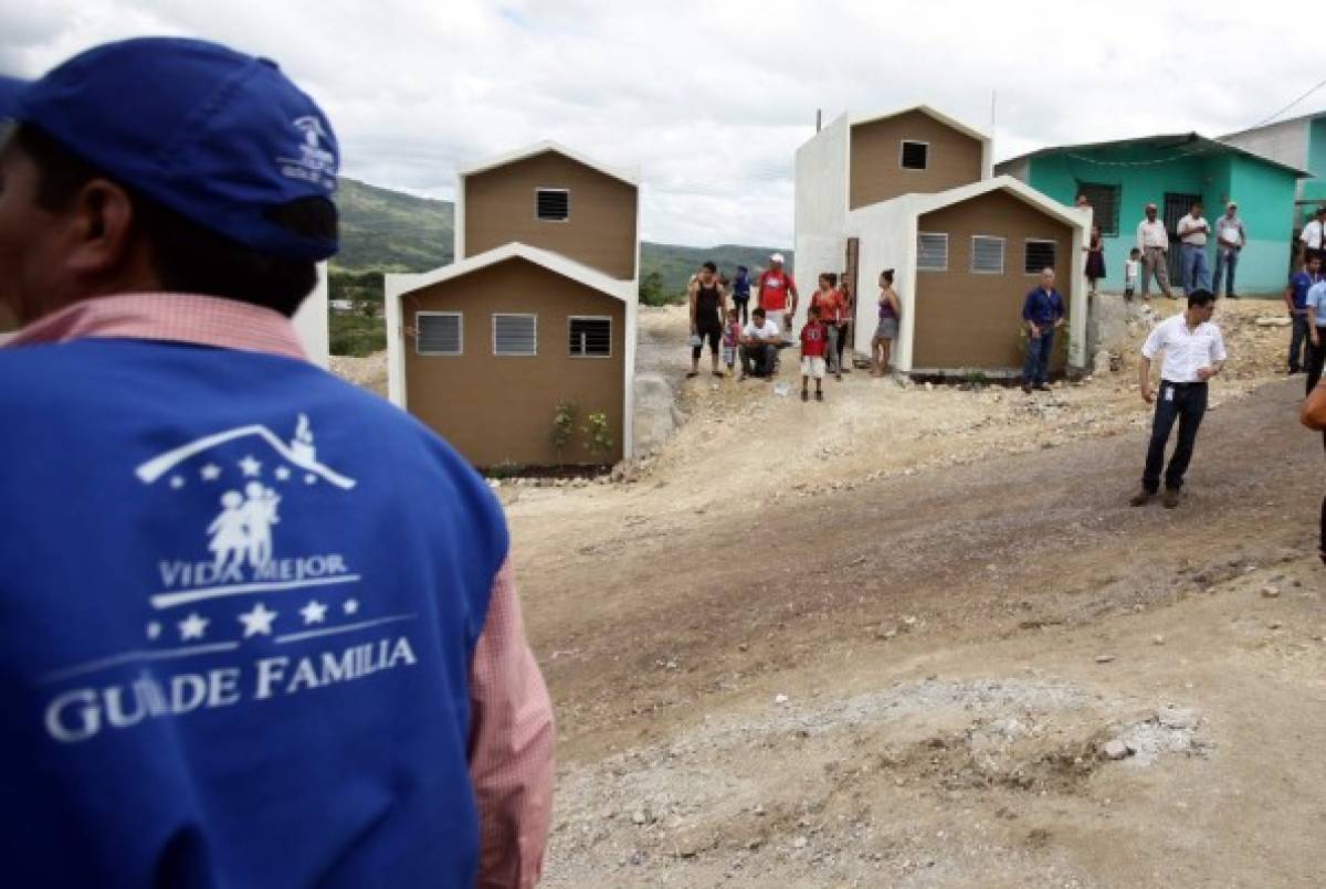 Siete familias hondureñas reciben la llave de su casa