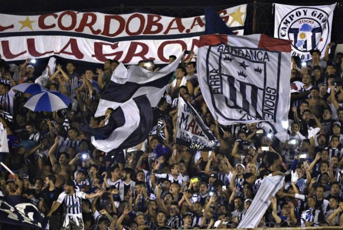 Peru's Alianza Lima football supporters cheer up during their Copa Sudamericana first leg football match against Argentina's Independiente at Libertadores de America stadium in Avellaneda, Buenos Aires on April 4, 2017. / AFP PHOTO / JUAN MABROMATA