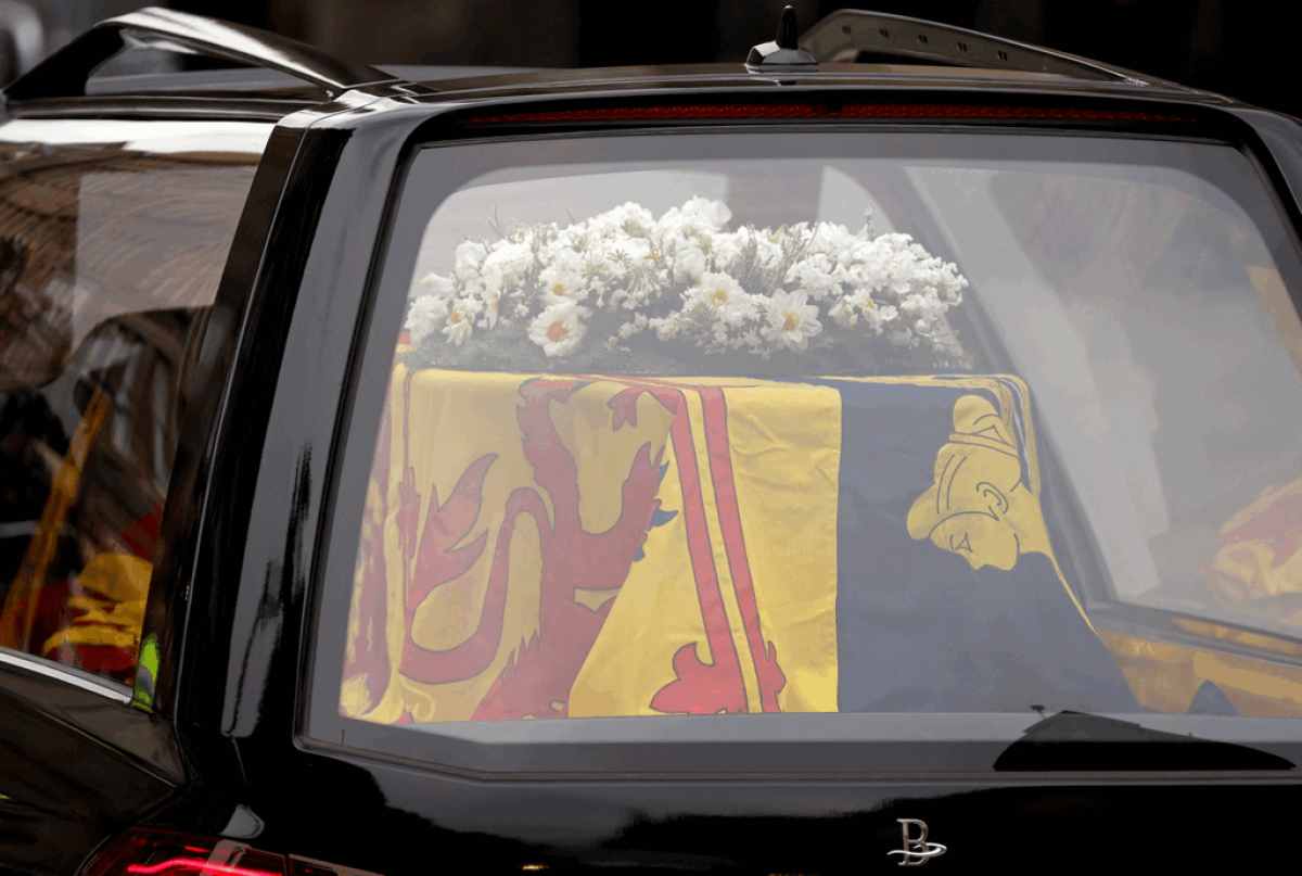 Reina Isabel II: Así fue el cortejo fúnebre de sus restos mortales a Edimburgo