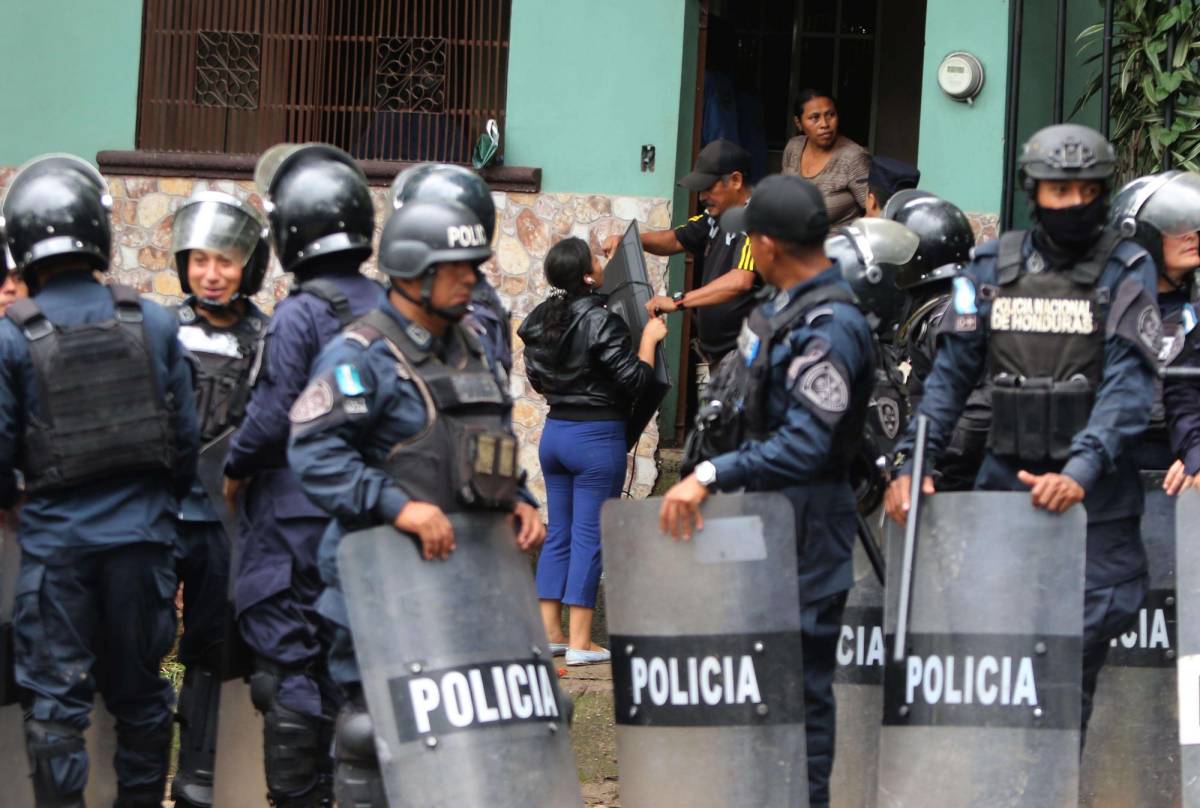 Llanto y clamor en Las Crucitas tras desalojo por orden judicial