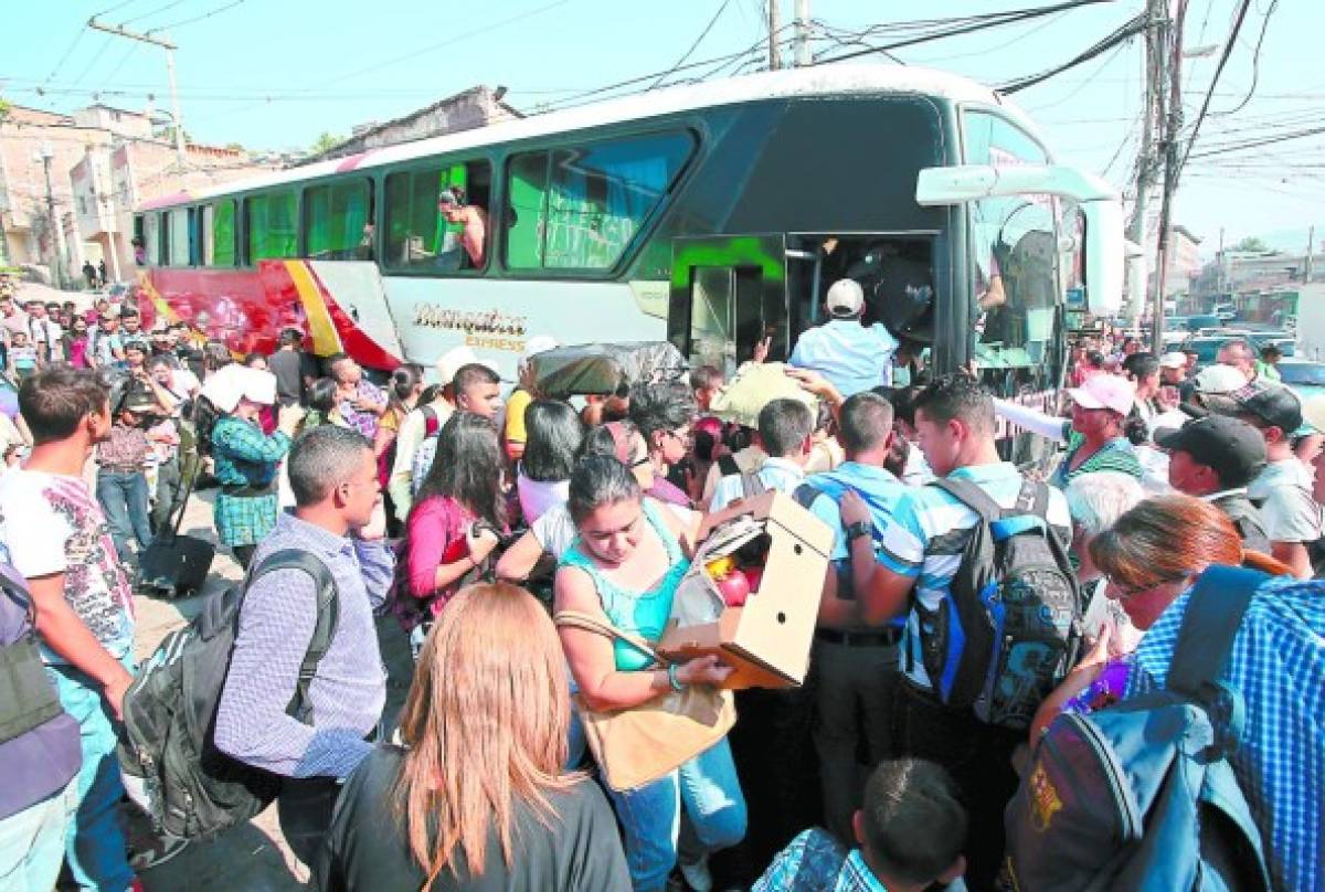 Primeros veraneantes abarrotan terminales de buses y ejes carreteros