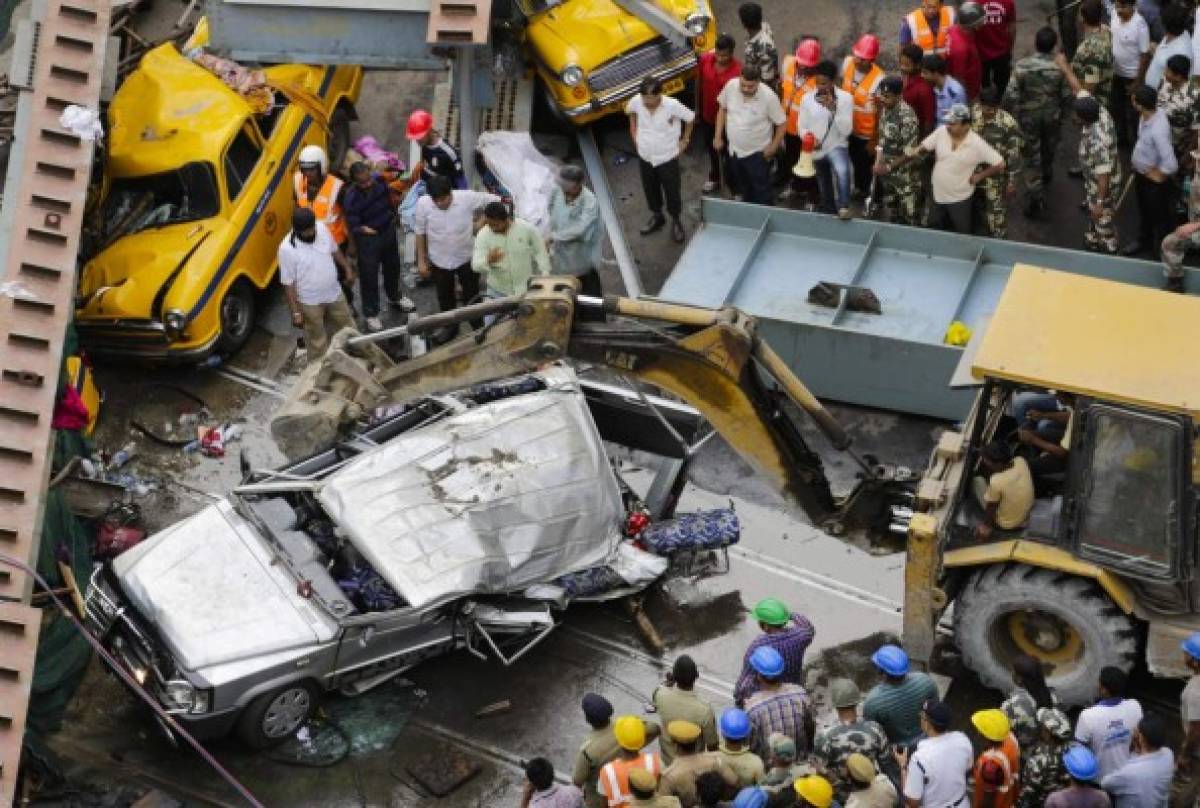 Mueren 21 personas y varias desaparecidas tras derrumbarse paso elevado en India  