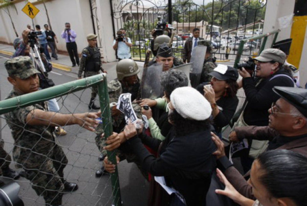 Violento desalojo y gases contra protesta de periodistas frente a Casa Presidencial