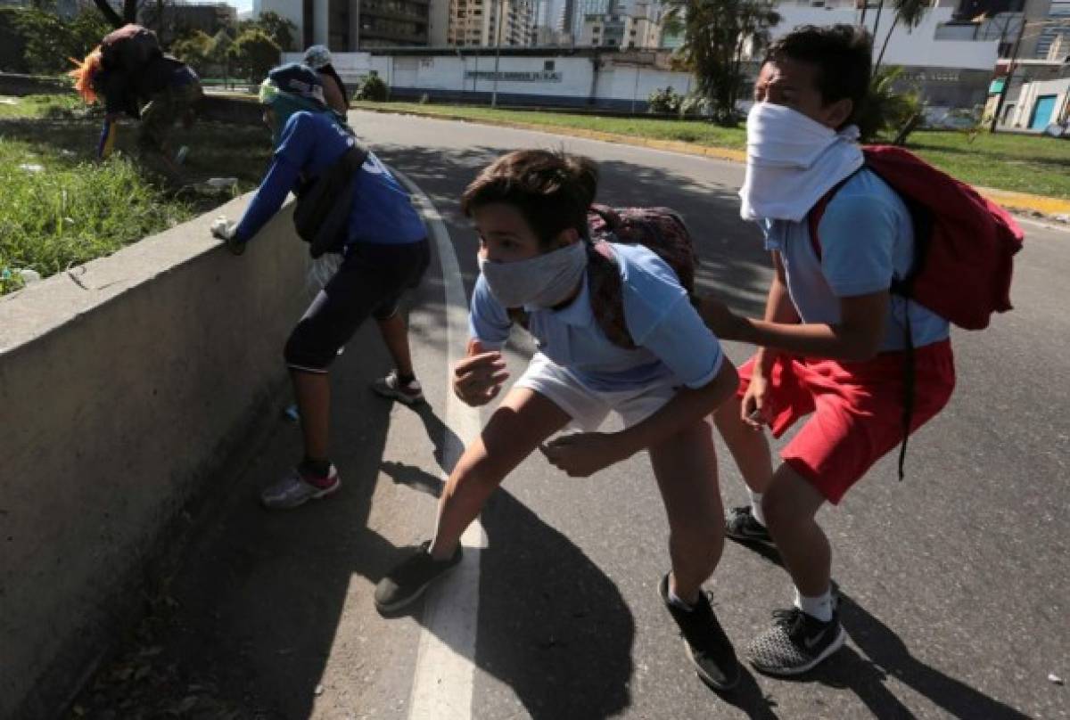 Colectivo chavista ingresa al parlamento venezolano y agrede a diputados opositores