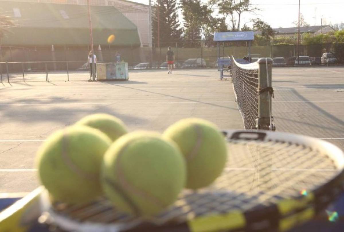 Distraiga la mente jugando tenis en la Villa Olímpica