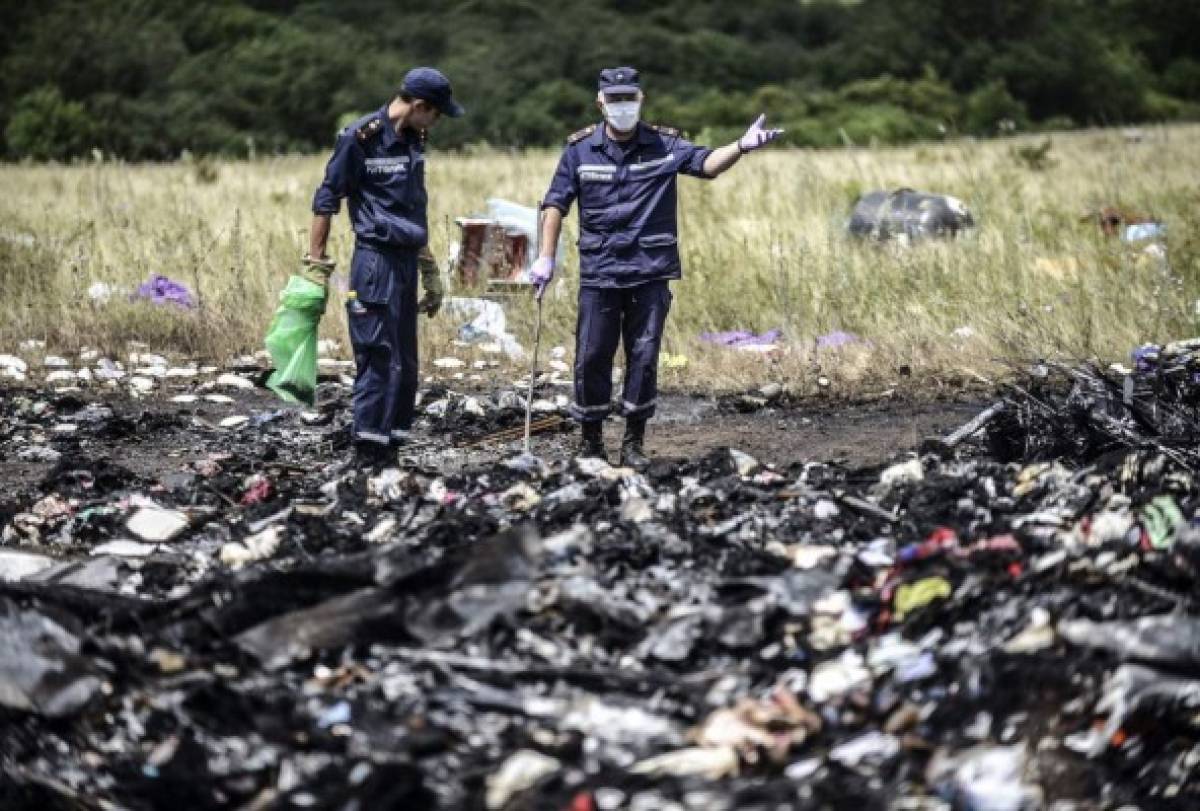 Hallan 'posibles' partes de misil donde cayó vuelo MH17