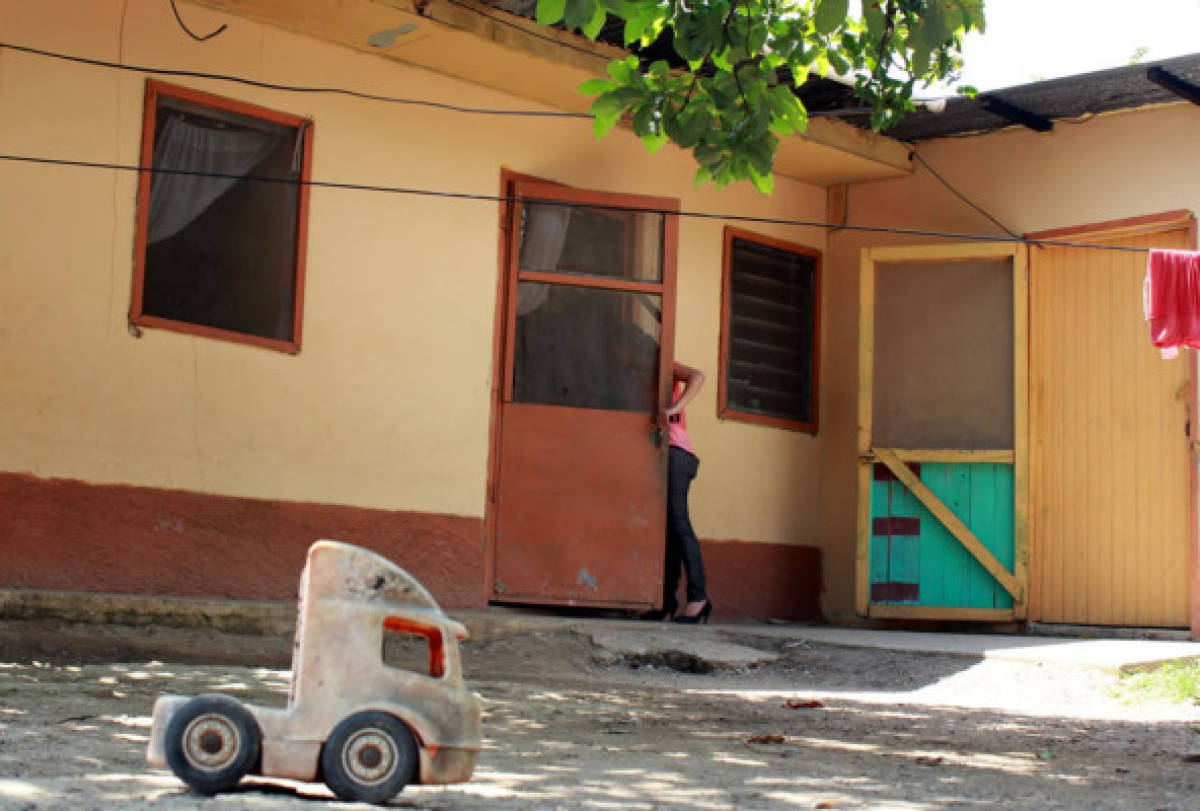 Envían a prisión a madre que dio de beber veneno a sus hijos