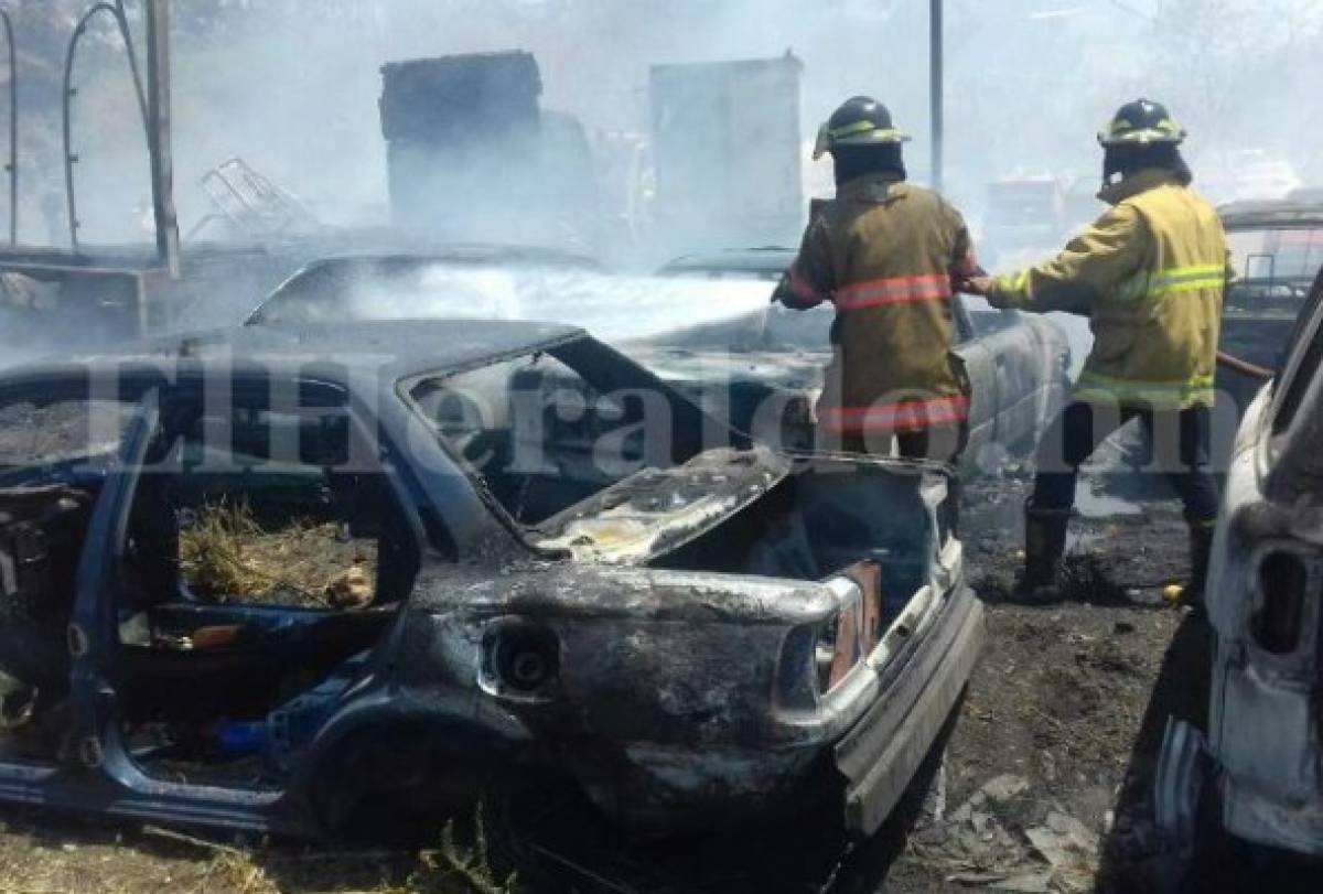 Voraz incendio arrasa con al menos 15 vehículos en colonia Altos de la Peña de la capital