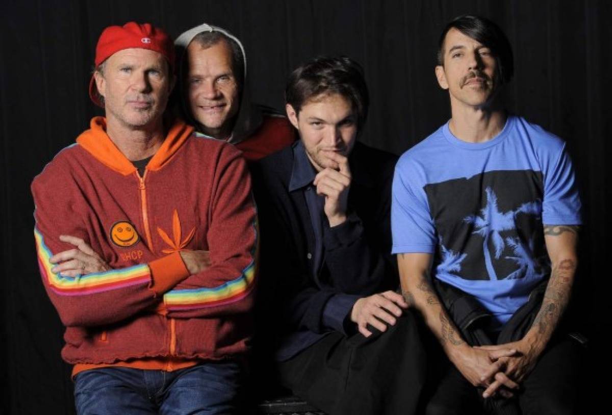 Los Red Hot Chili Peppers regresan con su sobredosis musical