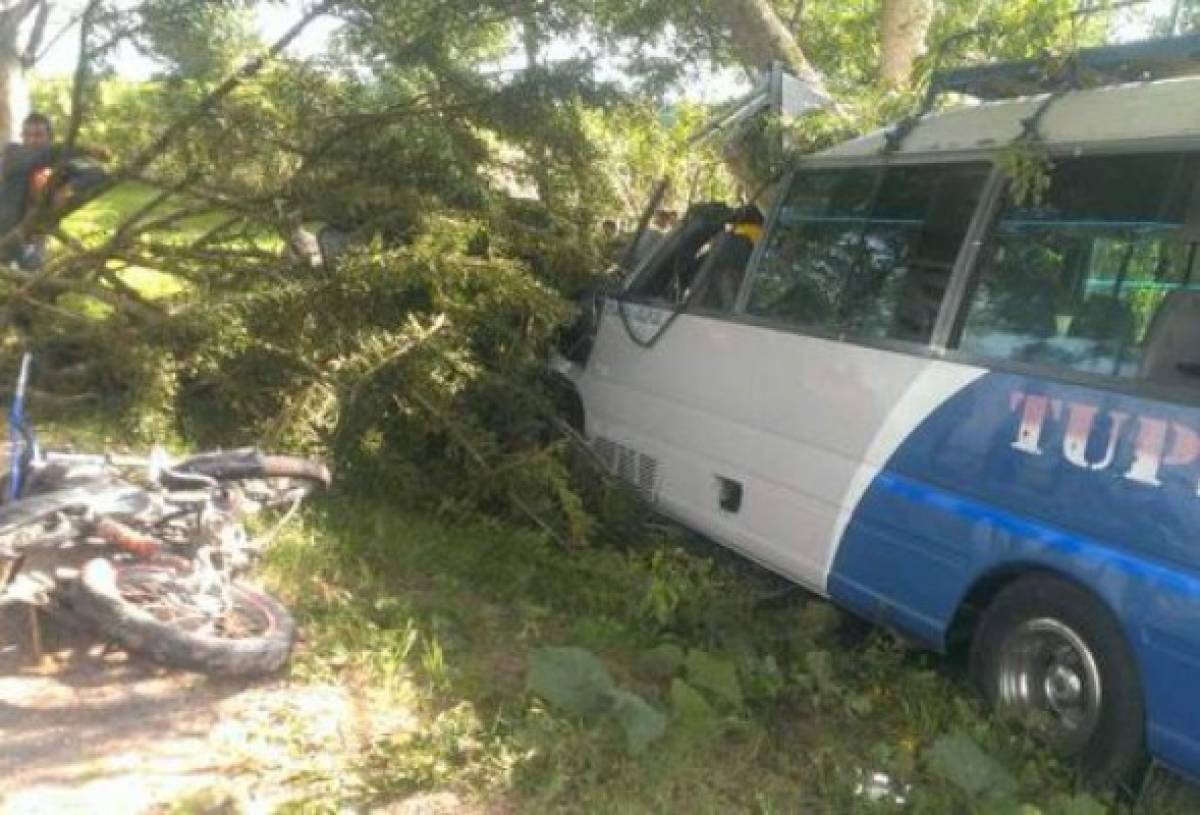 Ocho heridos en accidente de rapidito y motocicleta