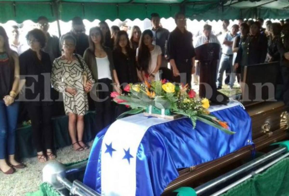 Con homenaje despiden a agente policial asesinado en La Ceiba