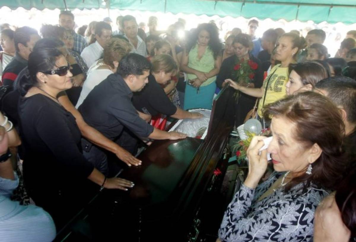 Los familiares y amigos le dieron el último adiós, foto: Estalin Irías / EL HERALDO.