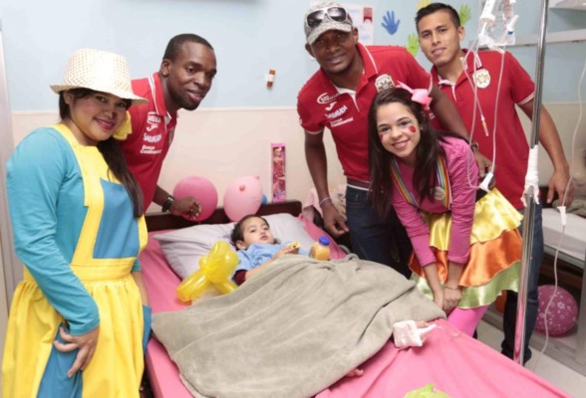 Jugadores de Marathón llevan alegría a niños con cáncer