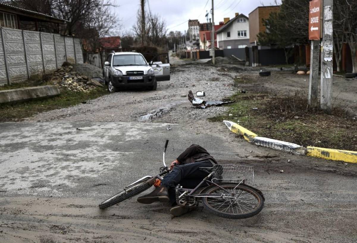 Los cuerpos de al menos 20 hombres vestidos de civil fueron encontrados tirados en una sola calle el sábado después de que las fuerzas ucranianas recuperaran la ciudad de Bucha, cerca de Kiev, de manos de las tropas rusas.