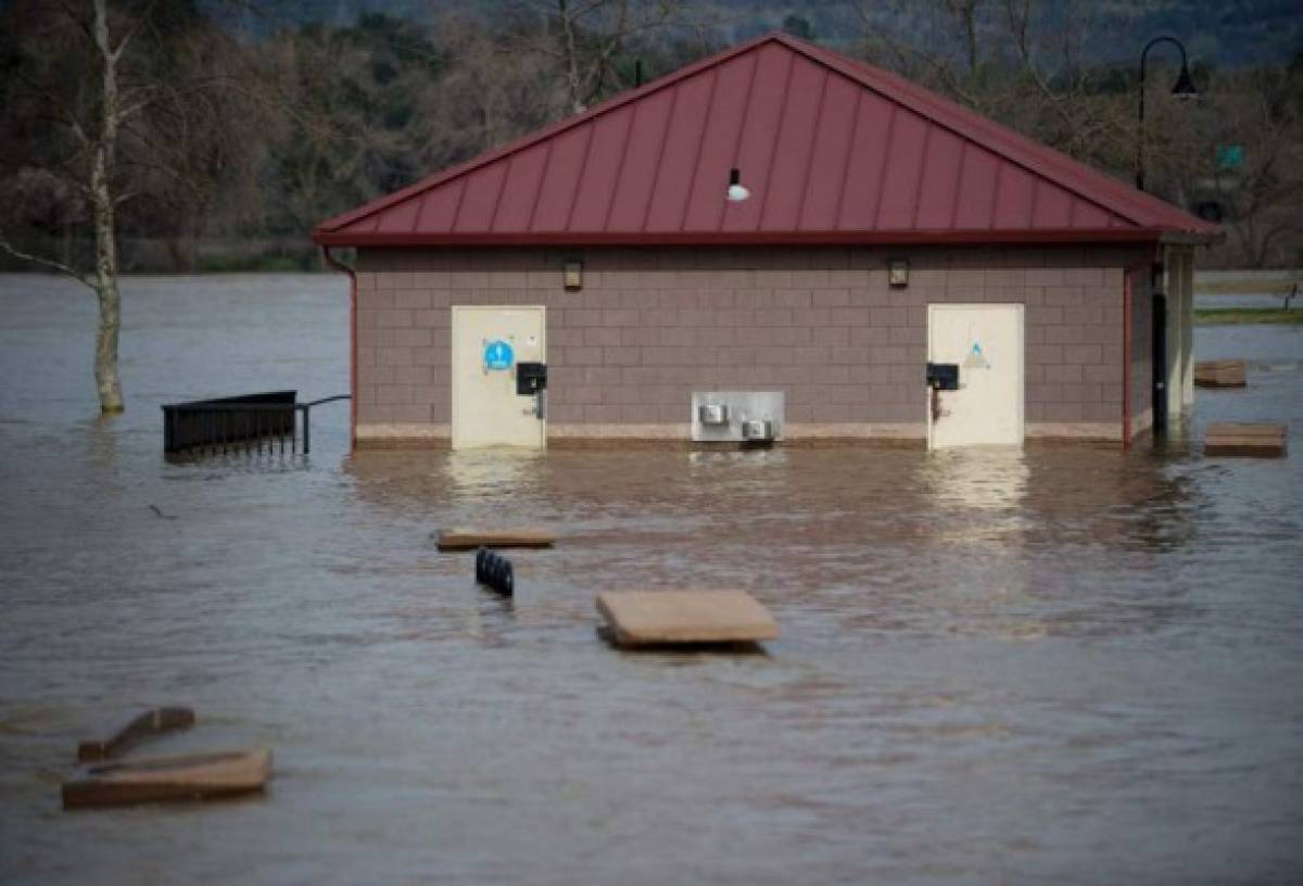 Evacuados por daño en represa de EEUU pueden volver a sus hogares