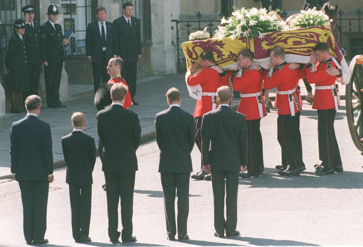 Los príncipes (izquierda a derecha) Carlos, Harry, -en el centro el hermano de Diana, James Spencer- William y Felipe caminaron detrás del féretro.