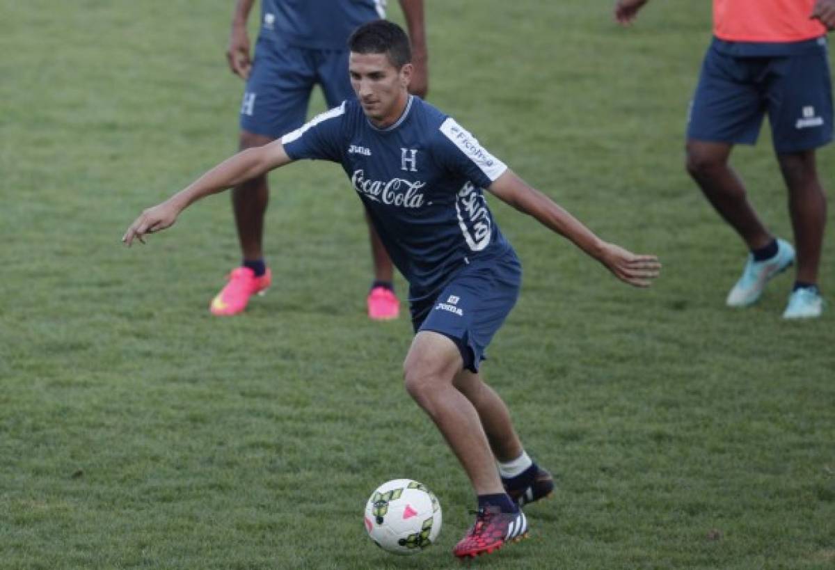 Johnny Leverón sorprende al entrenar con el plantel de Olimpia