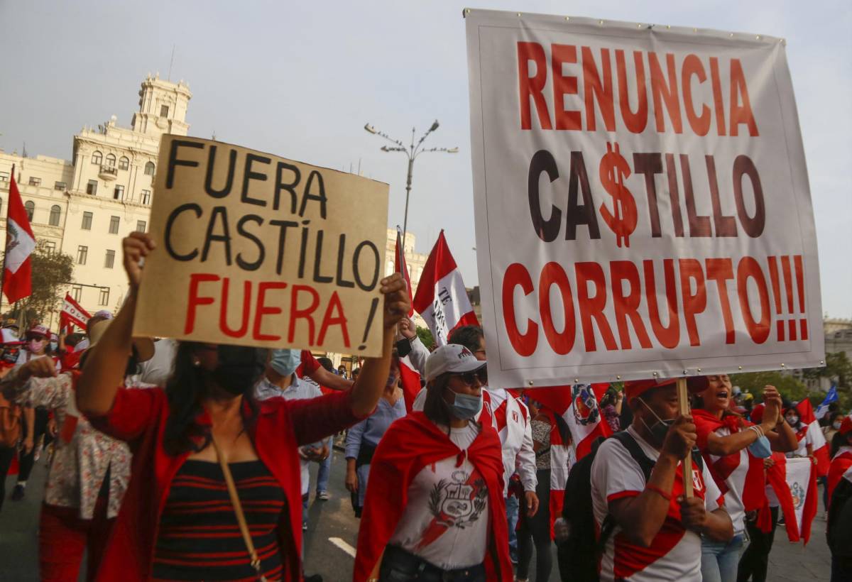 Cientos marchan en Lima exigiendo renuncia de presidente peruano Castillo