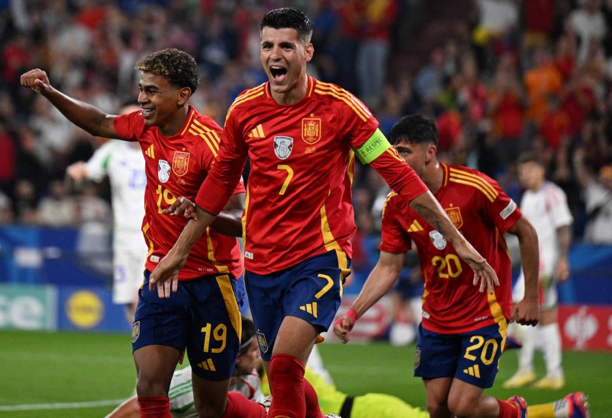 España derrota a Italia gracias a un autogol y clasifica a octavos de final en la Euro