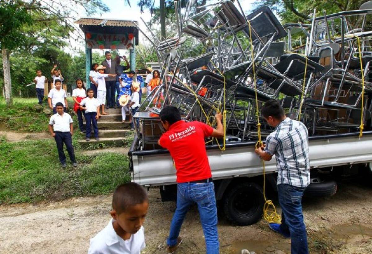 Llevamos pupitres a dos escuelas de la periferia del Distrito Central