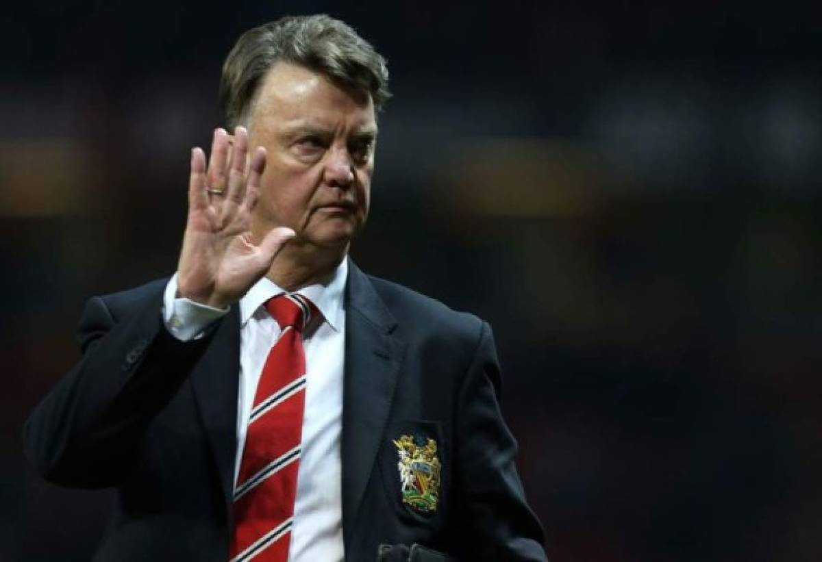 Louis Van Gaal anunció su retiro del banquillo debido a 'problemas familiares'