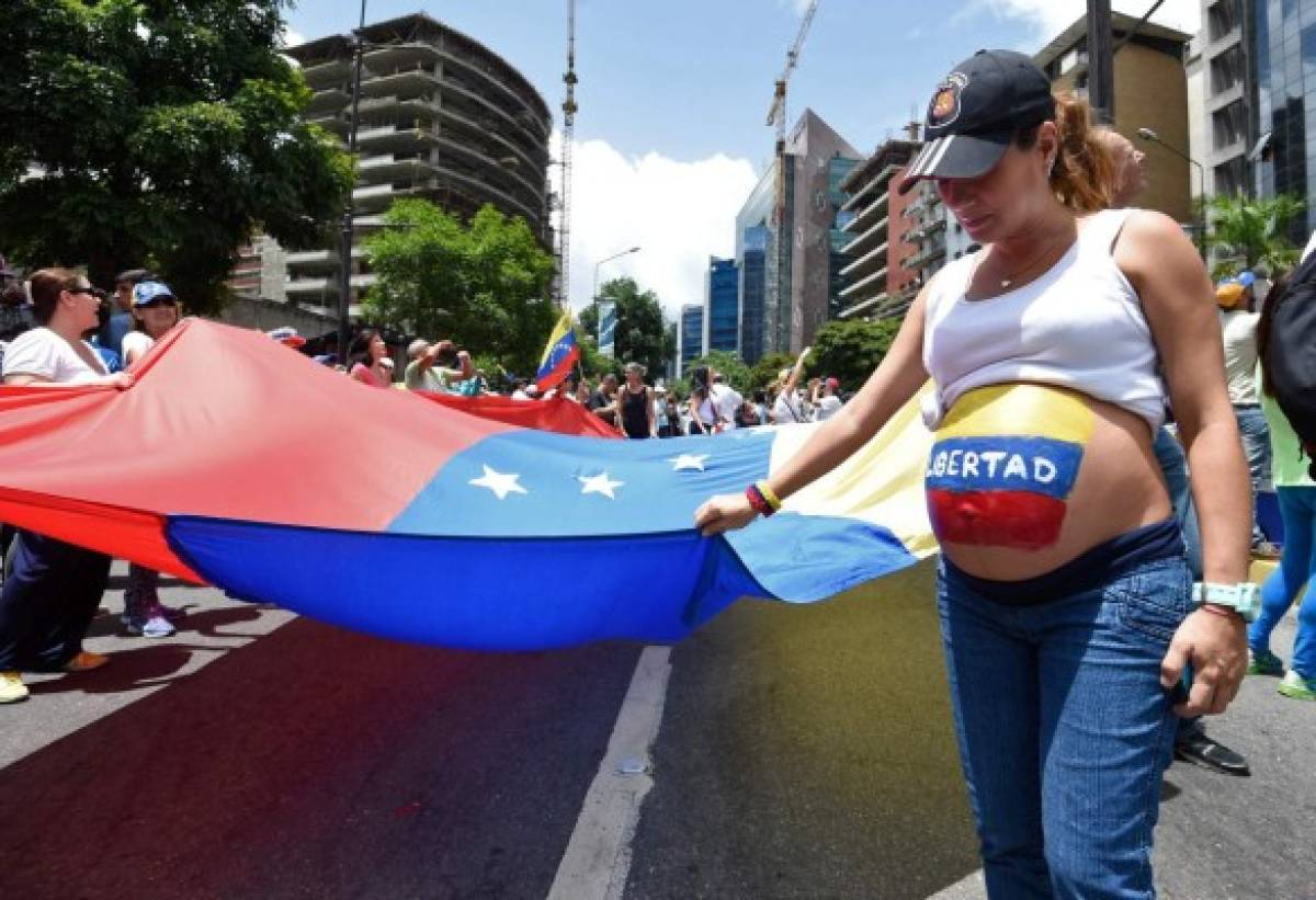 Venezuela cumple 100 días de protestas, con Leopoldo López fuera de prisión