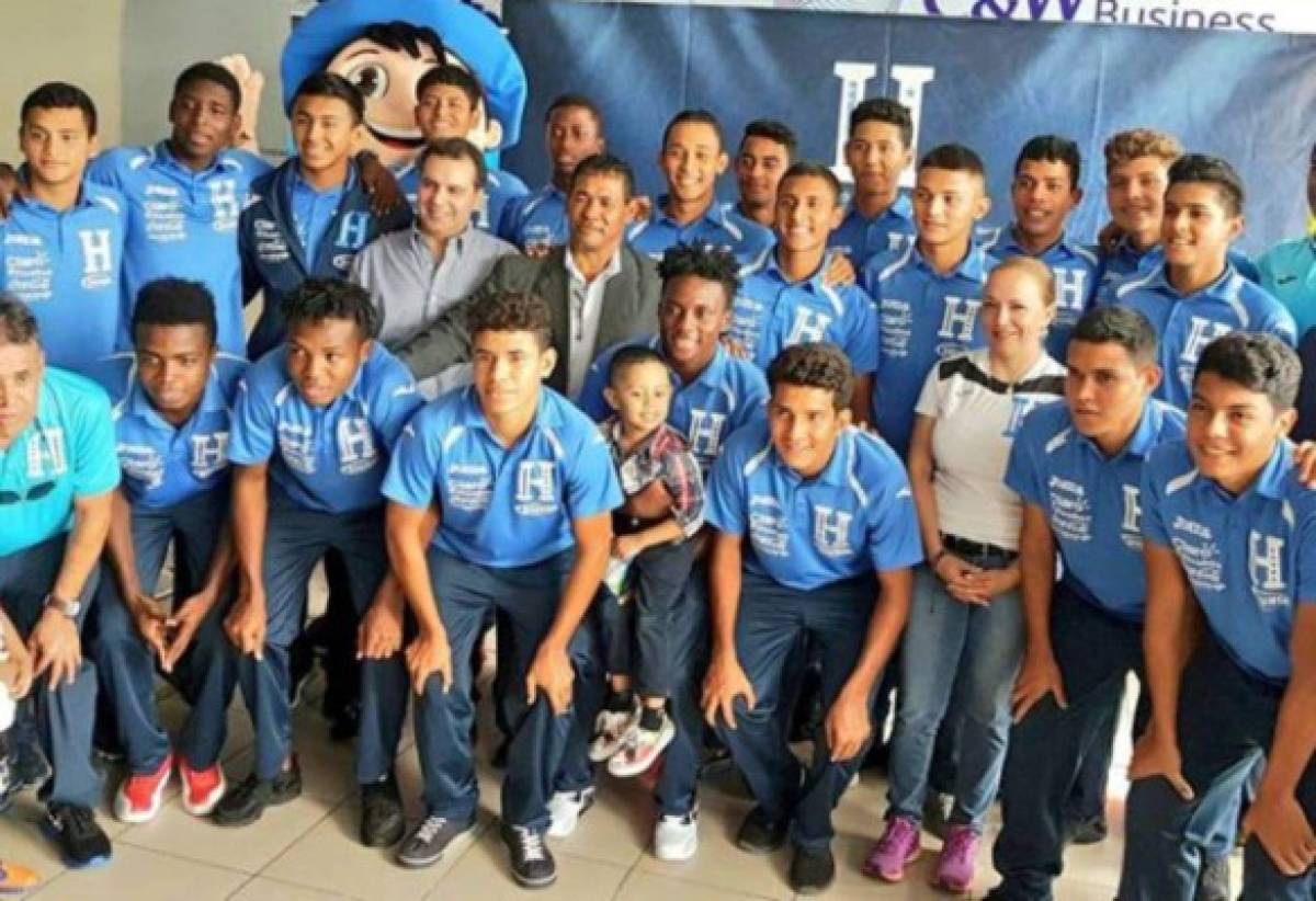 Selección de Honduras Sub-17 es recibida con algarabía en el aeropuerto Toncontín de Tegucigalpa