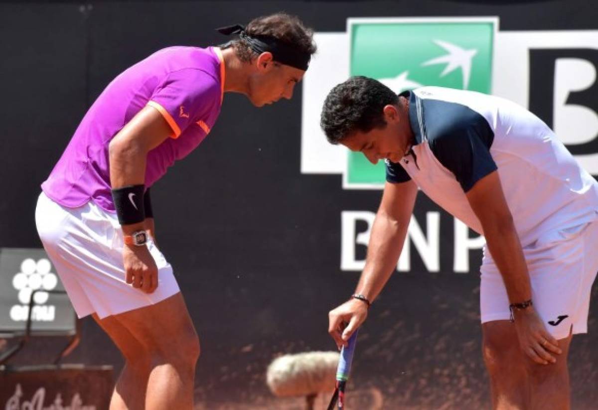 Rafael Nadal habla mientras Nicolas Almagro abandonó el duelo (AFP PHOTO / TIZIANA FABI)