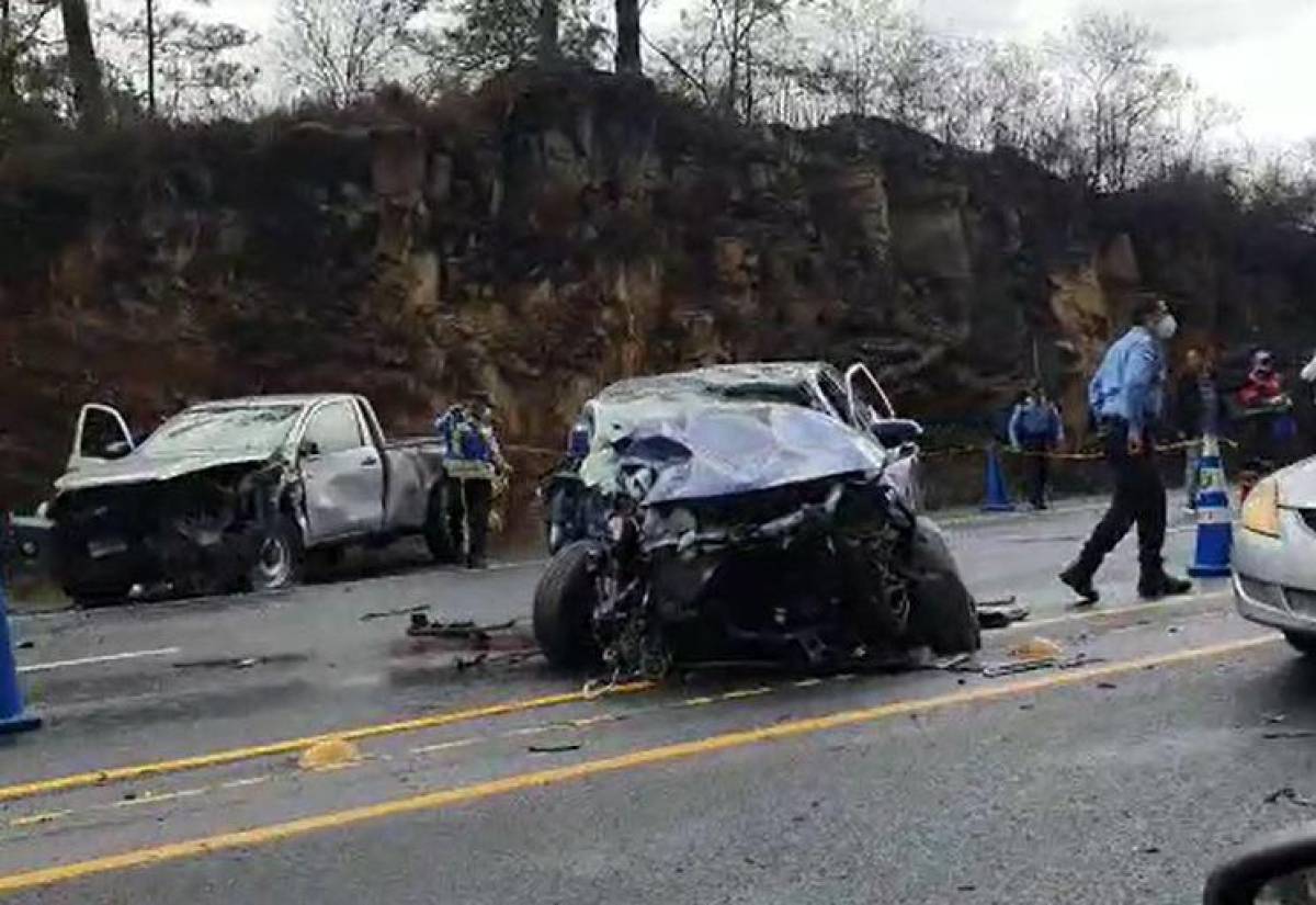 El fuerte golpe se evidencia por lo destruido que quedaron ambos carros.