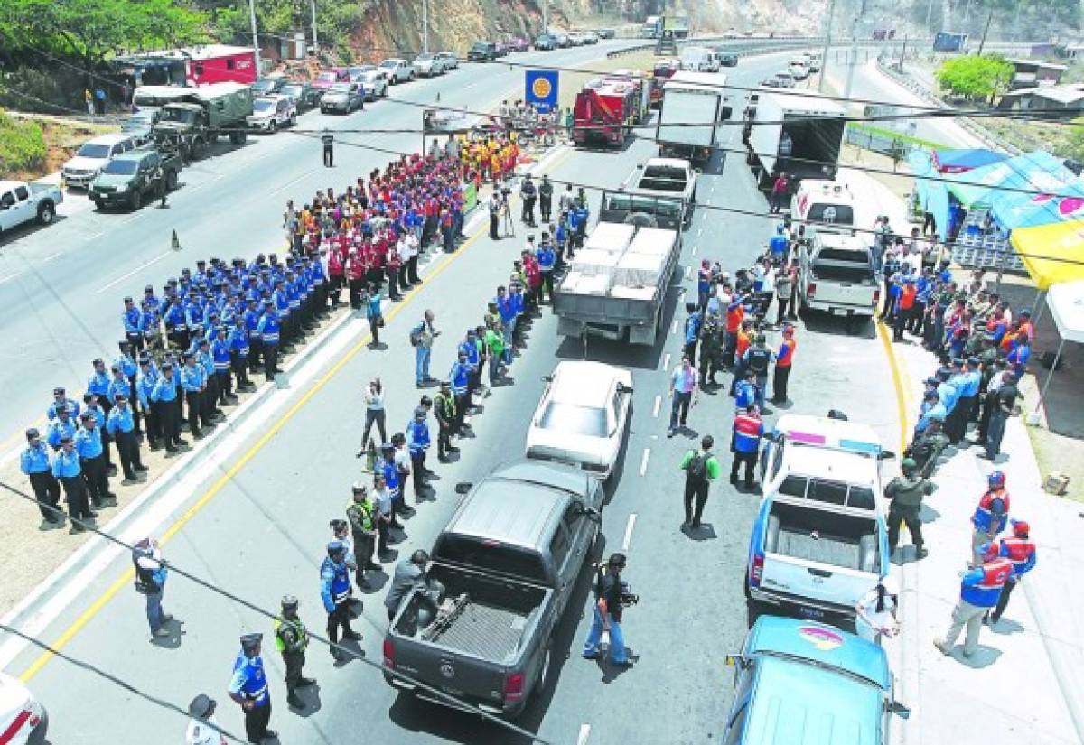 Bajo fuertes controles, los veraneantes inician éxodo