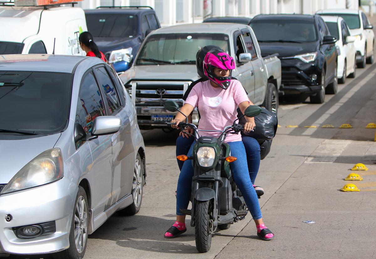 Prudencia al volante: las mujeres marcan la diferencia en el manejo de motocicletas