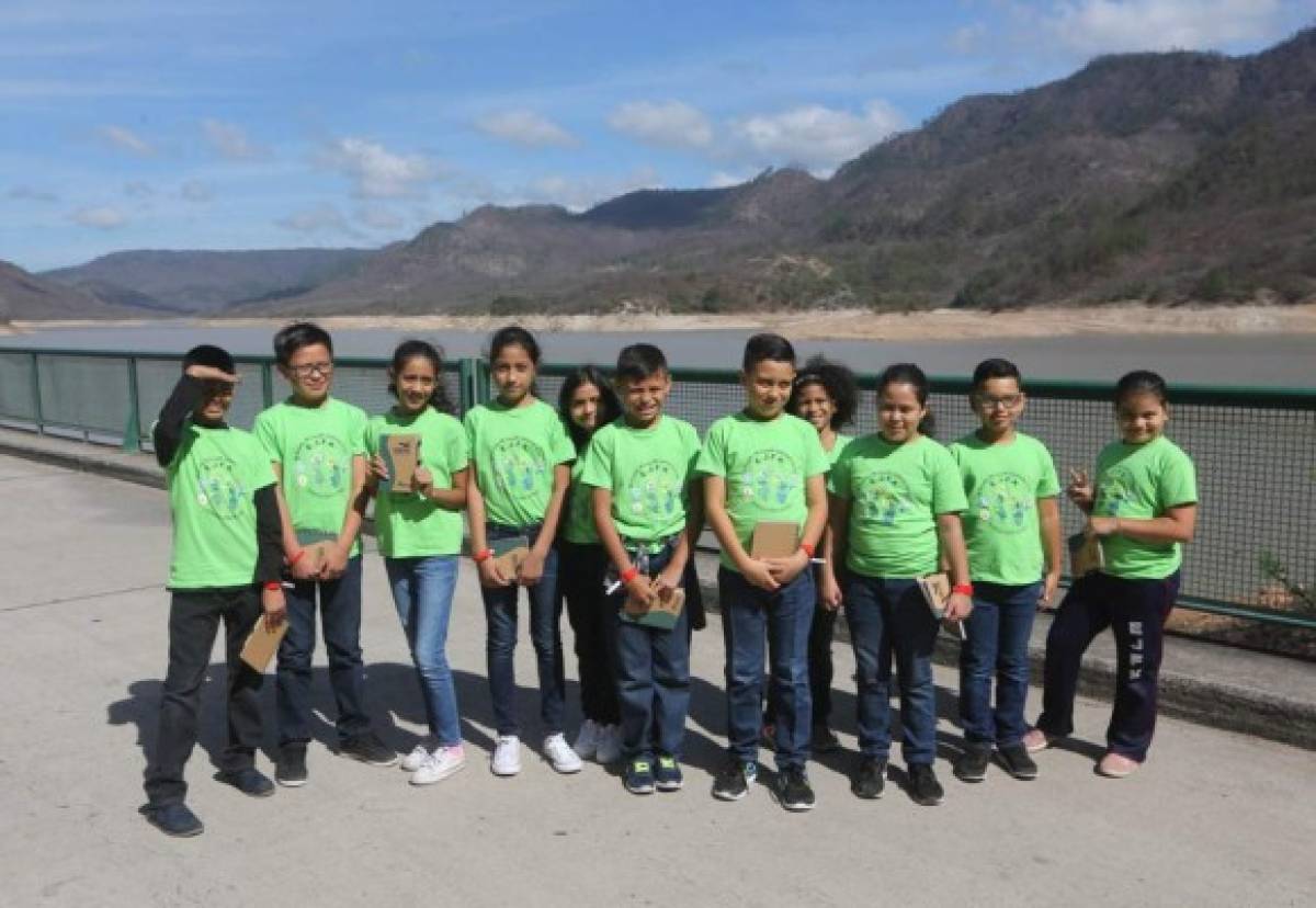 Niños ambientalistas recorren la represa más grande de la capital