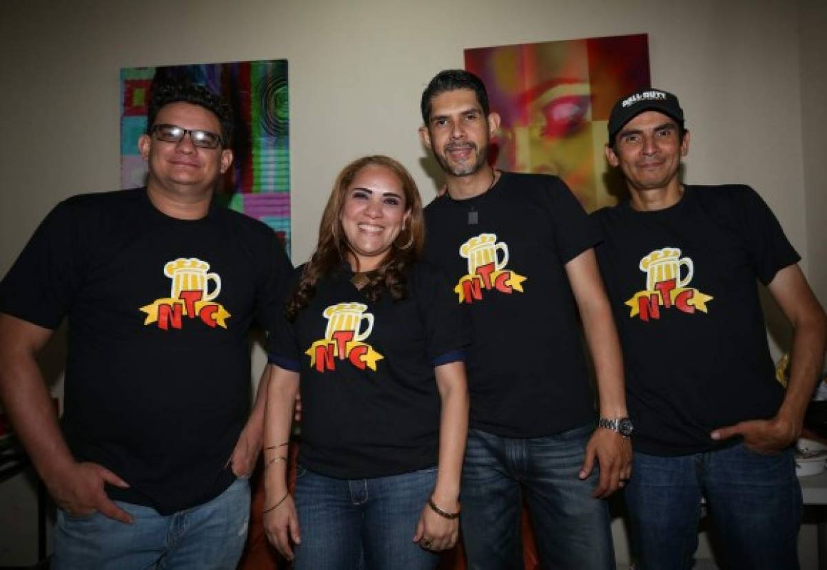 Amigos celebran una reunión especial