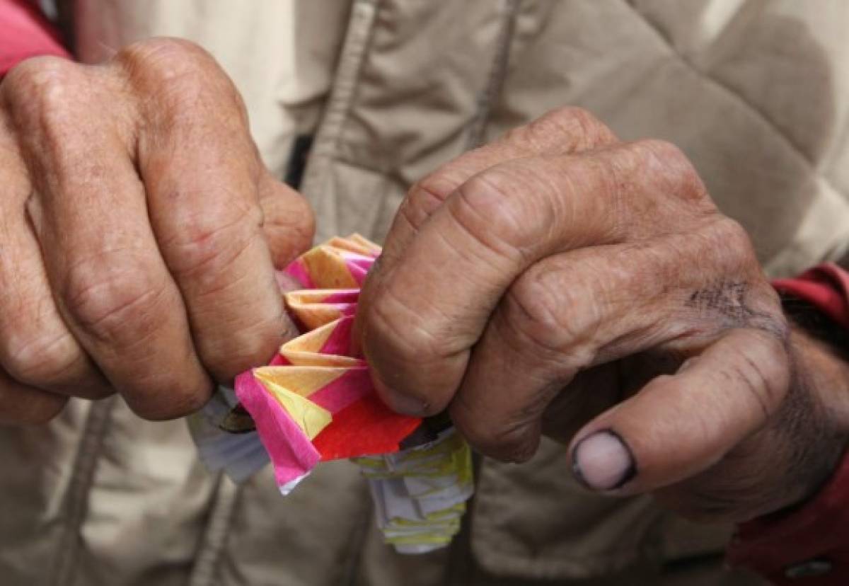 Don Altamirano, el hondureño que sobrevive jugando con el papel