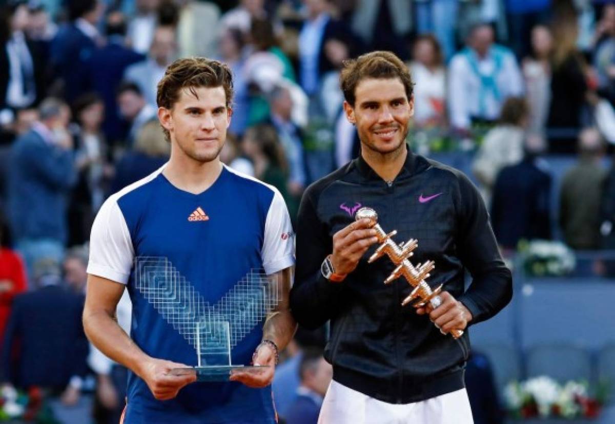 Rafael Nadal y Dominic Thiem posan tas el triunfo del español por 7-6 and 6-4. (AFP PHOTO / OSCAR DEL POZO)