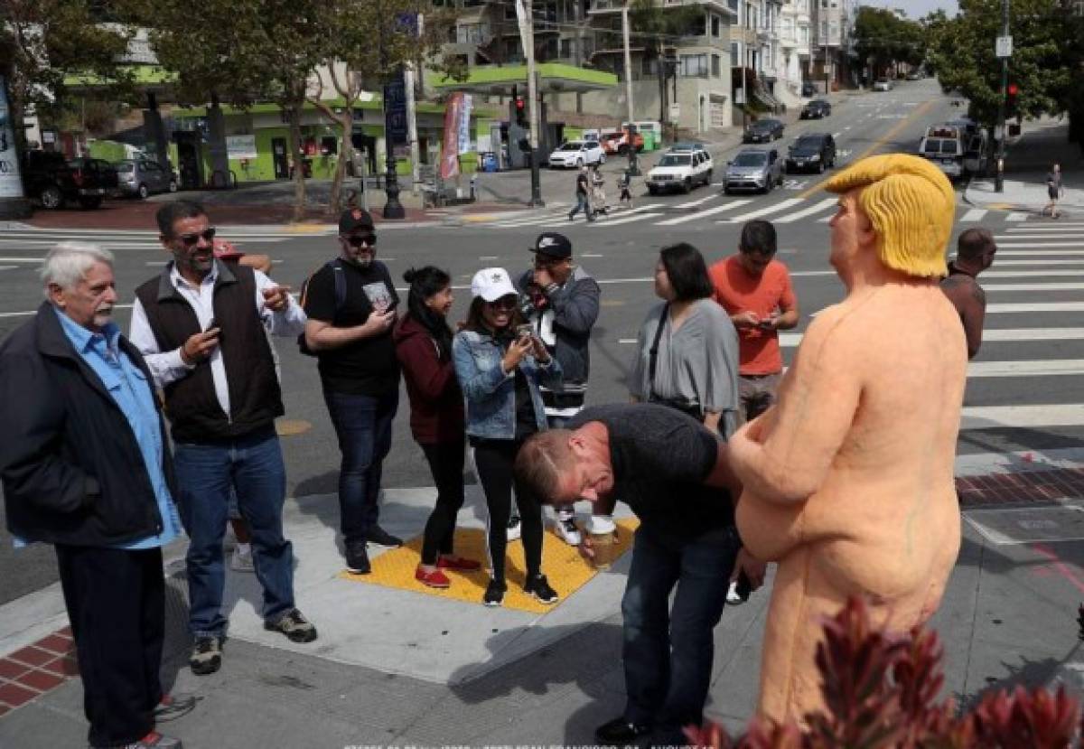 Estatua poco favorecedora de Trump desnudo causa asombro en Nueva York  