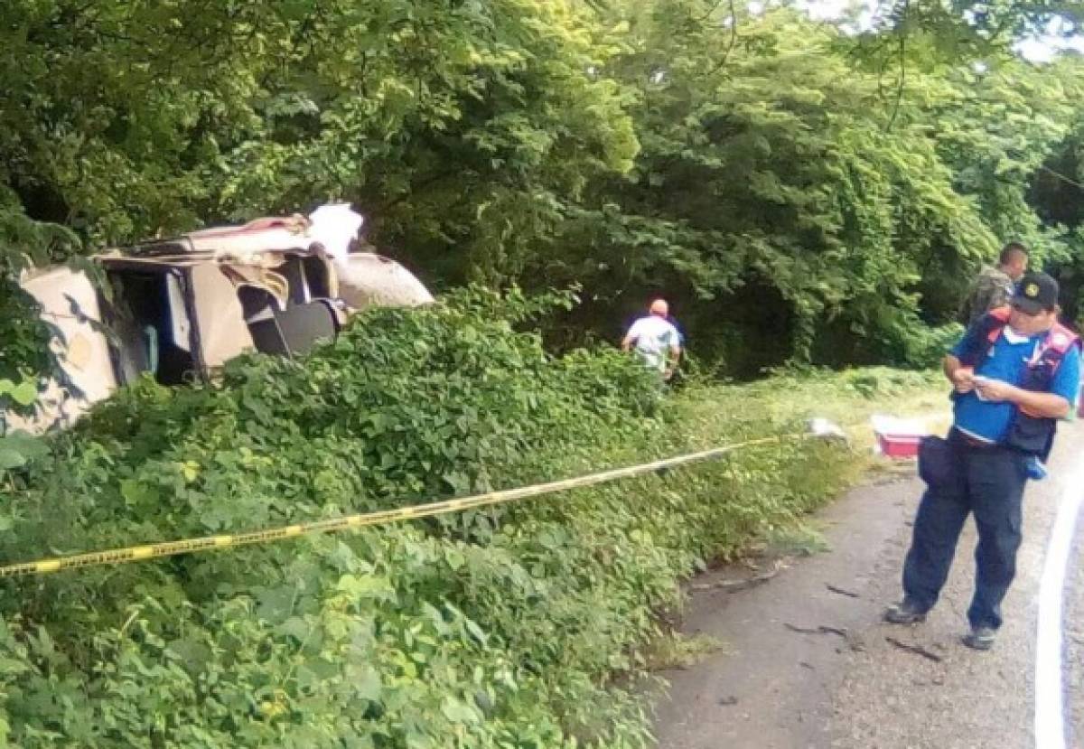 Cisterna de combustible y pickup colisionan por esquivar baches en carretera a Guasaule