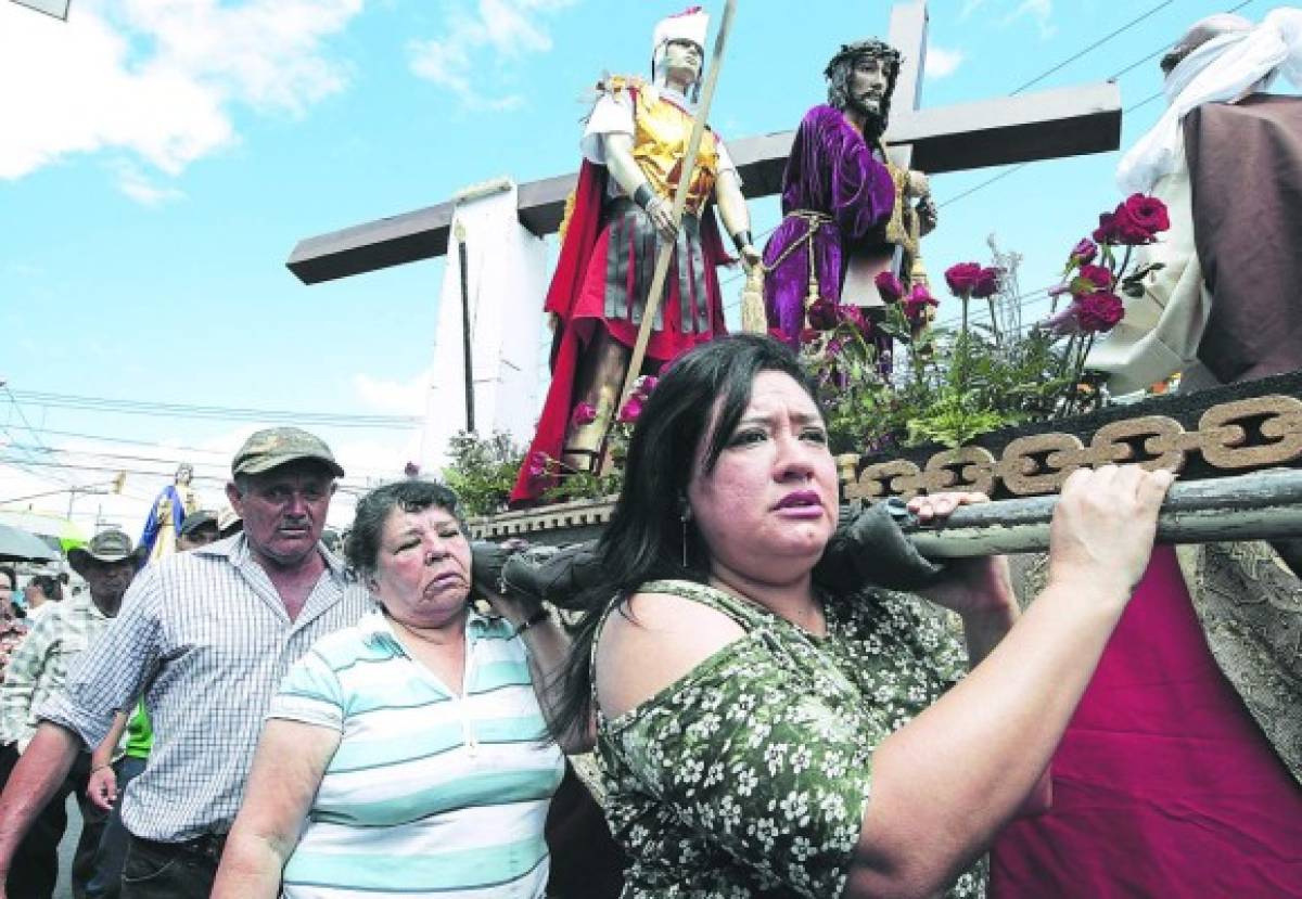 Feligresía católica revive el sacrificio de Jesucristo