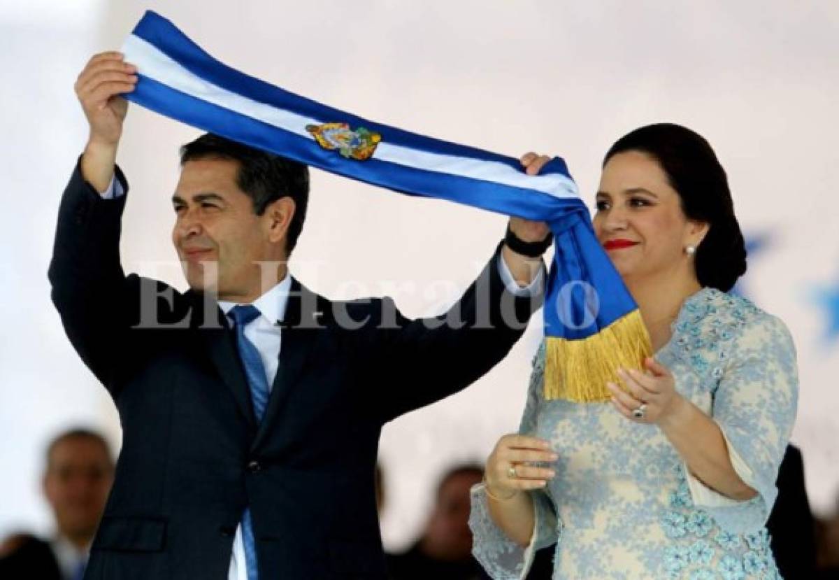 Juan Orlando Hernández levanta su nueva banda presidencial en el estadio Nacional.