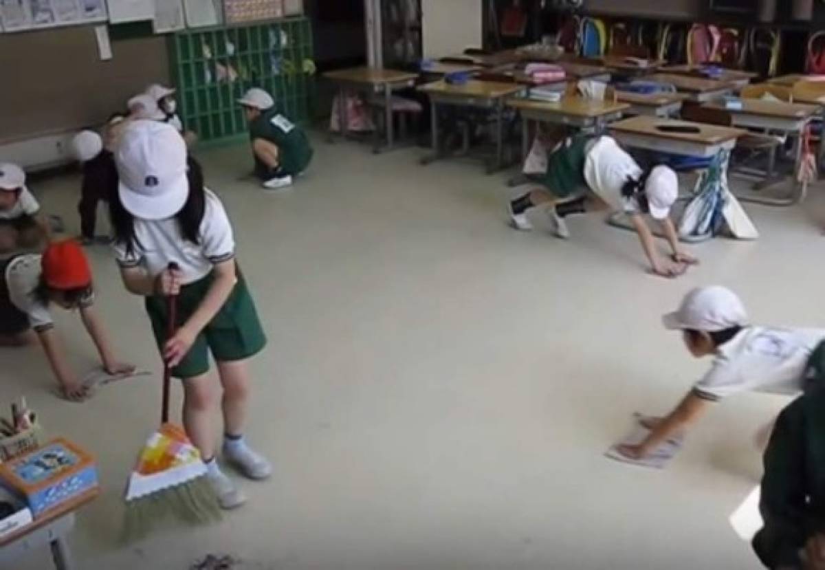 Increíble lo que los niños aprenden sobre la limpieza y el orden en esta escuela