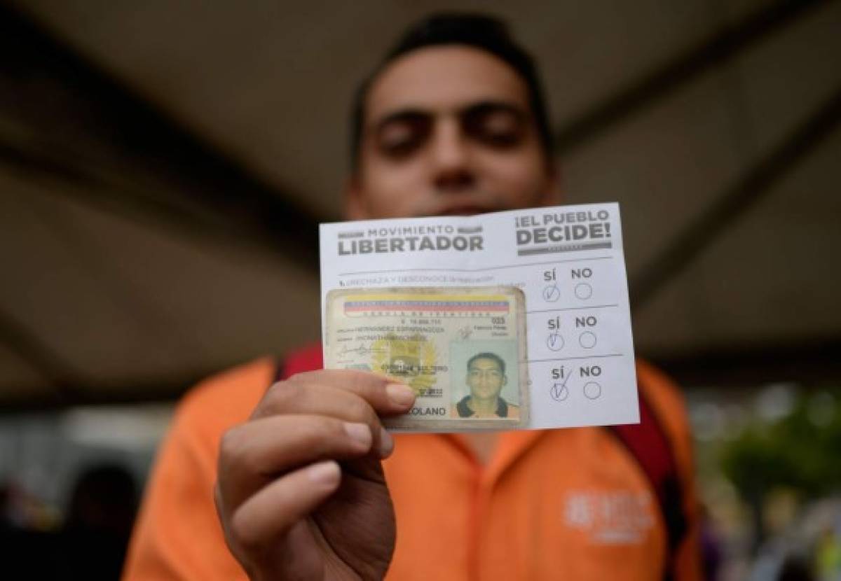 Miles de opositores venezolanos votan contra Maduro y su Asamblea Constituyente  