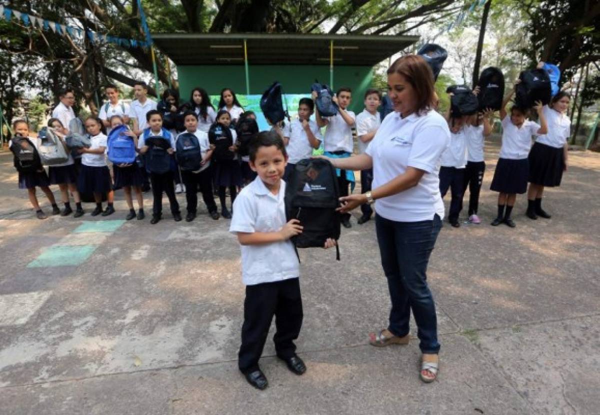 Reconocen a niños de excelencia académica de la Escuela República de Nicaragua