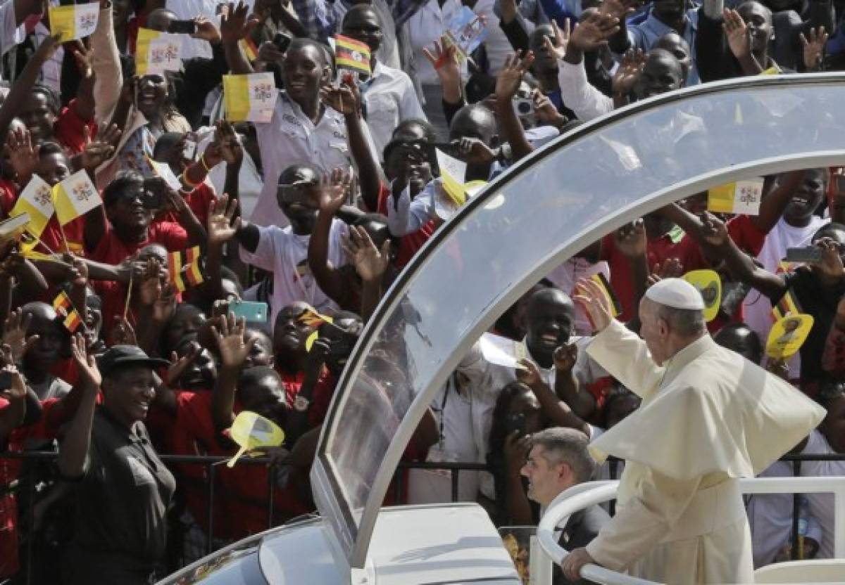 300.000 personas en misa papal en Uganda