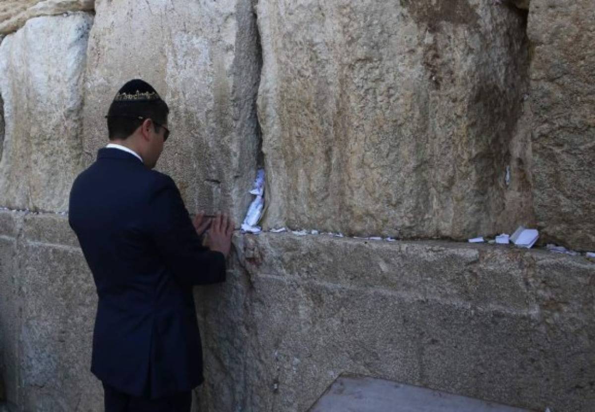 El presidente de Honduras en Muro de los Lamentos