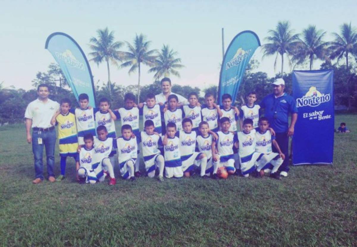 Equipo de niños olvidó los sacos para vestir uniformes de verdad