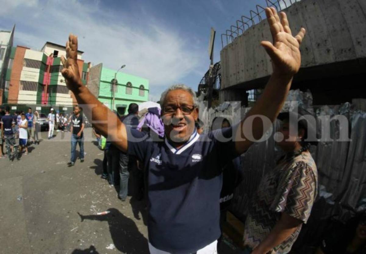 Esta fotografía fue tomada minutos antes que el hincha falleciera en la violenta estampida. Foto: Johny Magallanes / EL HERALDO.