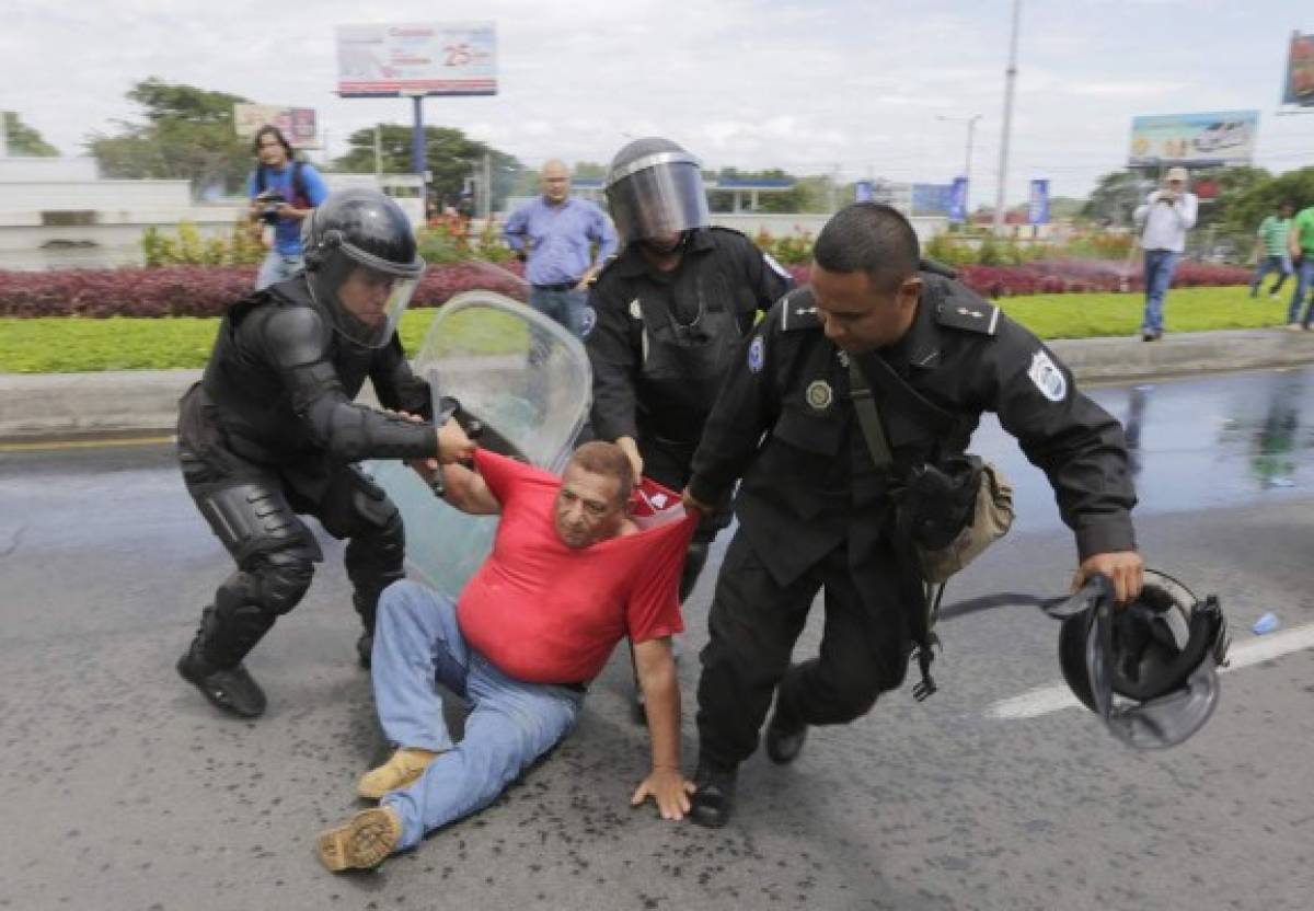 Policía reprime protesta opositora y arresta diputados en Nicaragua